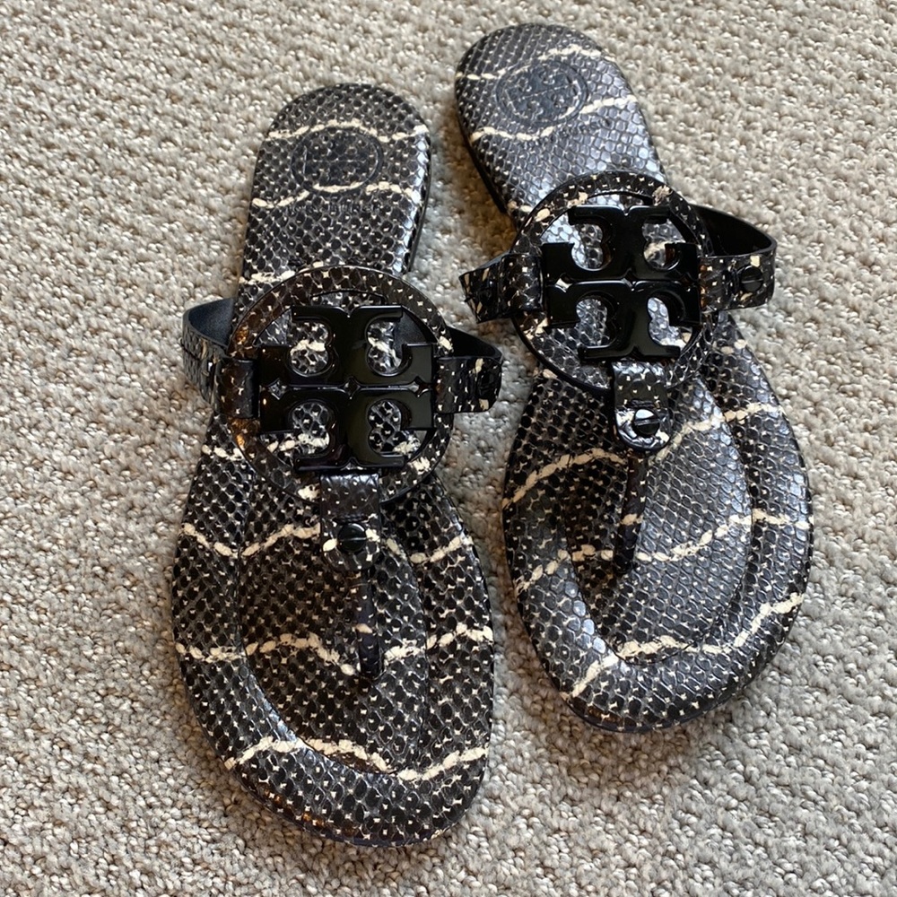 Miller Tory Burch Snake-Print Logo
Thong Sandal size 8.5